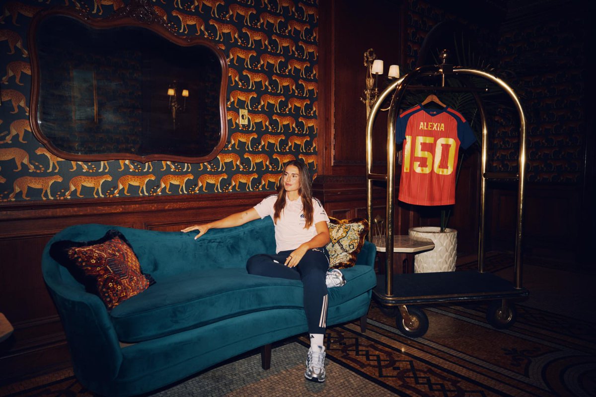👑 𝟭𝟱𝟬 veces 𝗘𝗟𝗟𝗔. Cogió un balón y, con su fútbol, enamoró a todo un planeta. #JugarLucharYGanar
