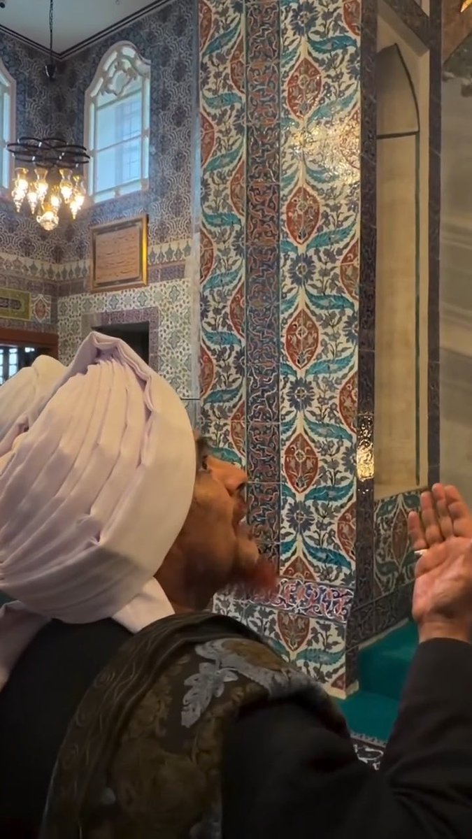 Habib Umar bin Hafiz at the resting place of Sayyiduna Abu Ayub al-Ansari earlier today in Istanbul.