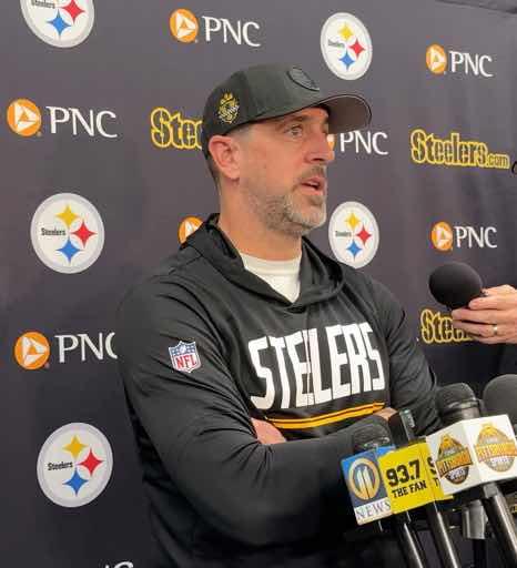 😂 Aaron Rodgers explains how offensive meetings start w #Steelers rookie Gennings Dunker telling a joke. And he kills it