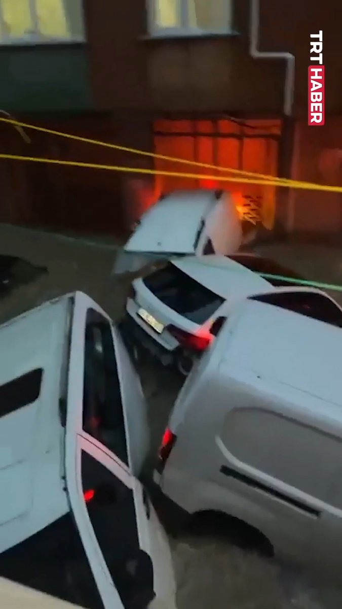 İstanbul'da onlarca aracın sele kapıldığı Ayazağa Mahallesi’nden yeni görüntüler...