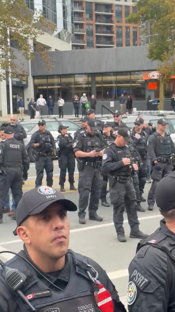 Hundreds of Toronto Police officers deployed to allow workers to remove bike lanes ๐ฒ ๐ง