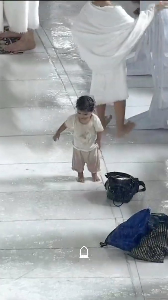 A child enjoys the rain in the Masjid al-Ḥarām 🥹🫶
