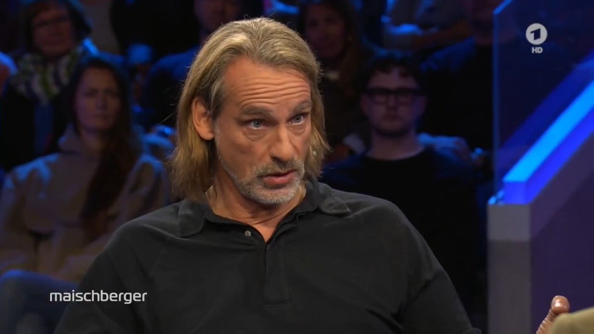 „Die Lesekompetenz nimmt dramatisch ab”, sagt Richard David Precht. Dies habe große Folgen für unsere Kultur. Zugleich stellt er die Frage, wie Politik noch funktionieren solle, wenn die Fähigkeit schwinde, immer komplexere Zusammenhänge in der Welt zu begreifen. #maischberger