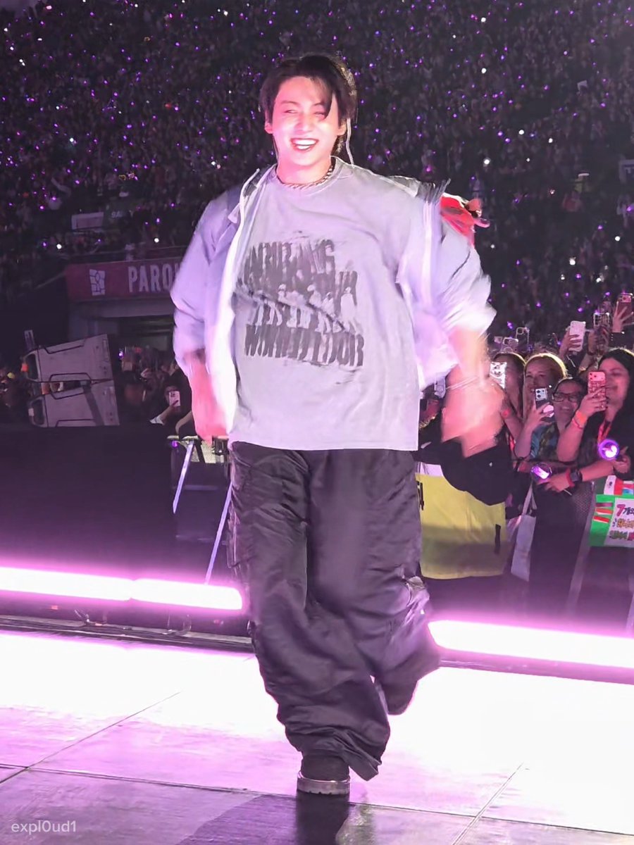 smiley jungkook doing the ‘run’ choreography