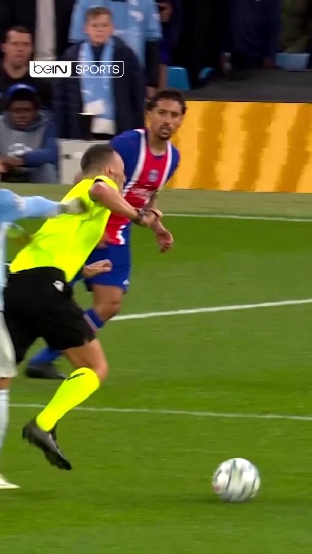 لحظة اصطدام غير متوقعة بين إنزو فرنانديز والحكم 😅 #دوري_أبطال_أوروبا