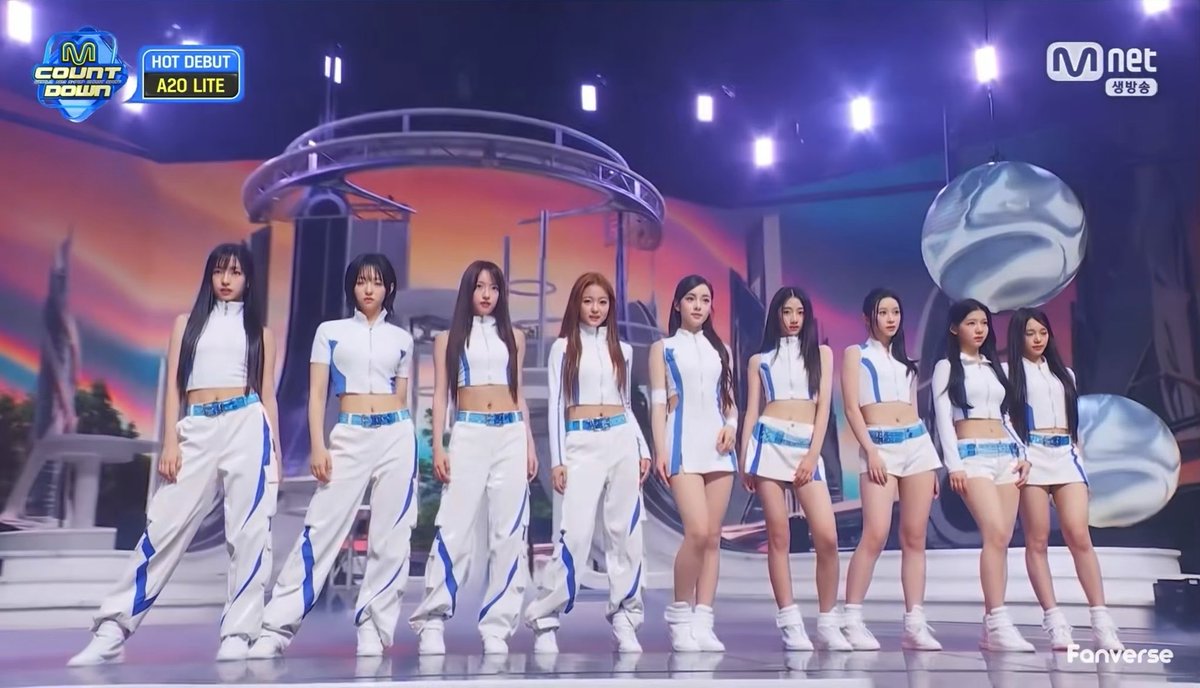 ห้าาาาาาาาาาามาแล้วววววว ชุดเริ่ดมากมีความแบ่งทีมขายาวทีมขาสั้นส่วนเซ็นเตอร์รับประธานชุดเดรส เสื้อผ้าส่งลุคสุด ๆ แล้วน้องทุกคนไชน์มากกกก โดดเด่นไม่ทับไลน์กันเลย เบ้าหน้าฟ้าประทาน ว่าที่ซูเปอร์สตาร์ของวงการมาก a2o lite ตัวลูกเจน 5.5 มาเช็คอินแล้วค่ะ