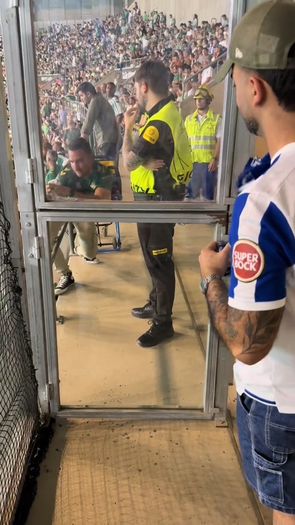 These Real Betis and FC Porto fans swapped scarves before kick-off 🧣 Champions League respect 🤝 🎥 Gonçalo Truta