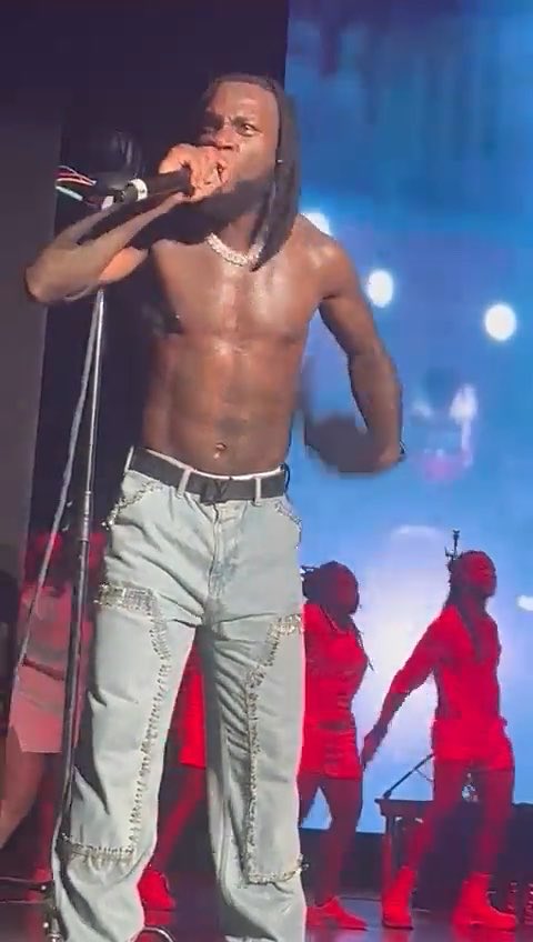 BURNA BOY BACK IN 2022. FOREVER THE GREATEST LIVE PERFORMER! 🐐