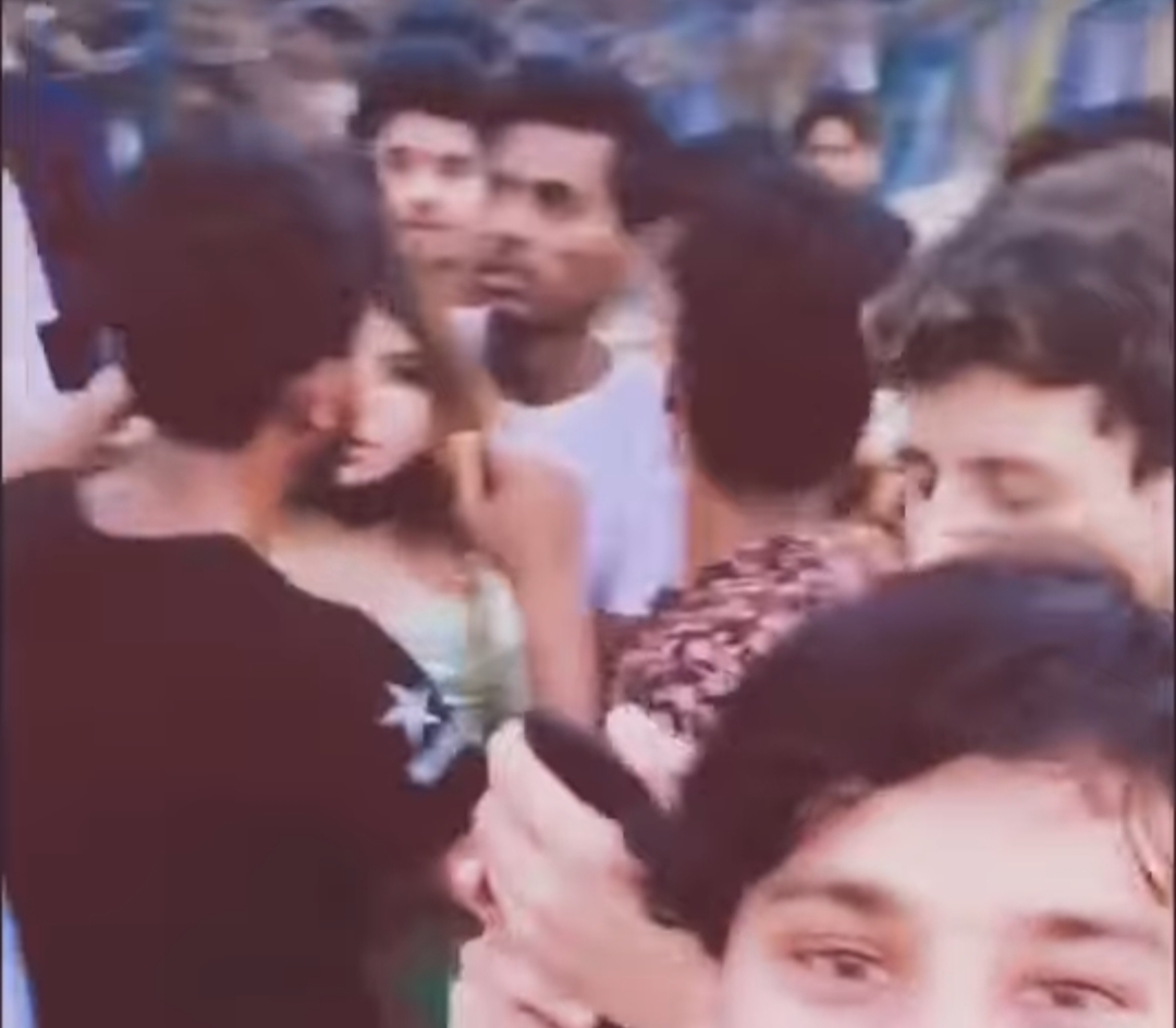 🚨A disturbing video is emerging from Pakistan. Over 1000 Pakistani men dragged a mother and her three daughters inside, stripped them, recorded it, and posted the video online because they weren't wearing burqas. (I can't share the full video) #Peshawar 💔