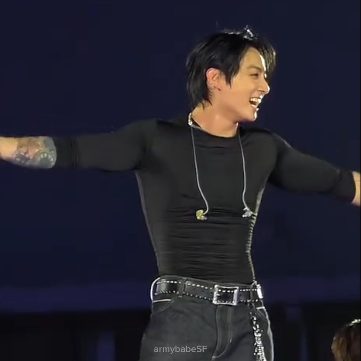 the singer who gives his 100% on stage being met with that same energy from his fans ❤️‍🩹