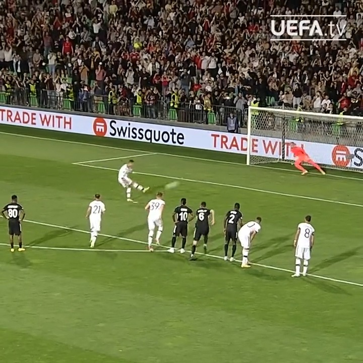 Que gracia me da que Ronaldo haya jugado Europa League y su primer gol fuese de penalti Mi GOAT nunca tuvo que jugar Europa League 😭