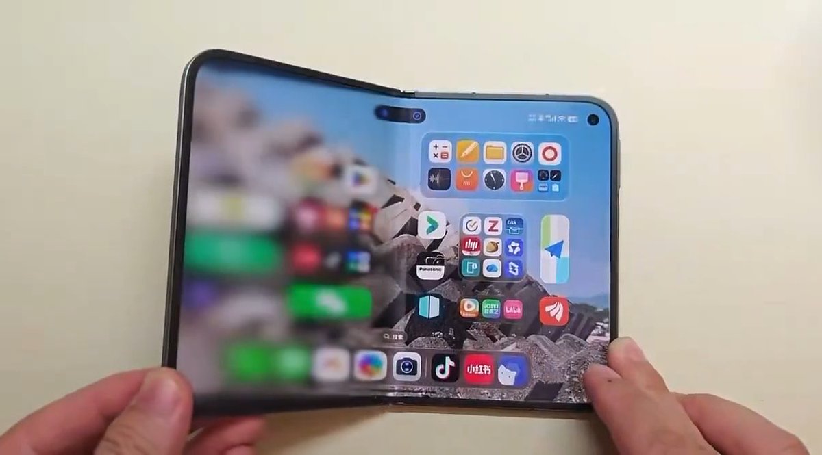 A closer look at the iPhone Duo transition on Xiaomi 18 Fold. It’s the same 🙂