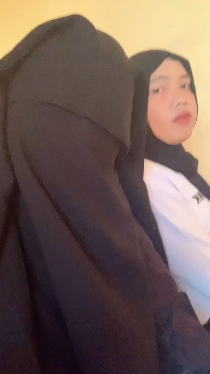 aku sedang bersantai dan mengobrol bersama temanku. aku memakai niqab, temanku memakai hijab. 😊👍🏻 #hijab #niqab #burqa