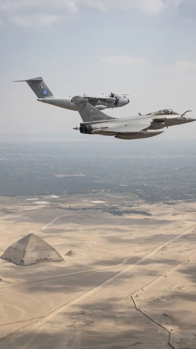 [English below]🔺🔺🔺 Comme annoncé ce matin : les pyramides ! 😉 ✈️ Dernier jour de l’exercice AMUN et retour à la base (ou plutôt les bases) pour les aviateurs de l’Armée de l'Air et de l'Espace , après 40 jours de déploiement et un vrai tour du monde 🌍 qui les a vus opérer dans 9 environnements différents, du plus froid 🥶 (Groenland et Alaska) au plus chaud ☀️ (Égypte, Inde, Indonésie, Qatar) en passant par le Japon, la Corée et La Réunion. 🇫🇷 🚀 Comme une mission spatiale au long cours, on est content de rentrer et il faut quelque temps pour mesurer le chemin parcouru ! 🏠 / 🔺🔺🔺Behold: the pyramids! 😉 ✈️ Exercise AMUN is wrapping up, and it’s time for the French Air Force crews to head home after 40 days away! 🌍 Quite a journey around the world, operating in nine very different environments, from the freezing cold 🥶 of Greenland and Alaska to the heat ☀️ of Egypt, India, Indonesia and Qatar, with stops in Japan, Korea and Réunion along the way. 🚀 A bit like coming home from a long space mission: you’re happy to be back 🏠, but it takes a while to really take in everything you’ve experienced! #A400M #ArméeDeLAirEtDeLEspace #Aviation #Egypt