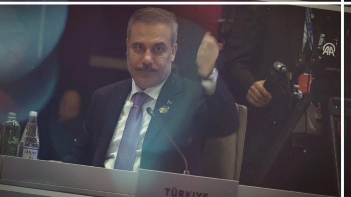 Hakan Fidan "Alın bu mikrofonu da İsrail Cumhurbaşkanına monte edin" der gibi kalkmış! Adamsın!