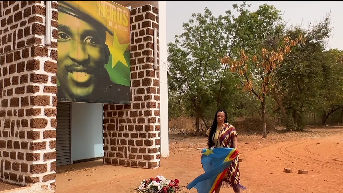 En ce 15 octobre, je m'incline en ce lieu où le grand Héros Thomas Sankara a transité ... assassiné par le traître Blaise Compaoré, esclave de l'impérialisme occidental agissant en sous-main des pitoyables Mitterand et Chirac