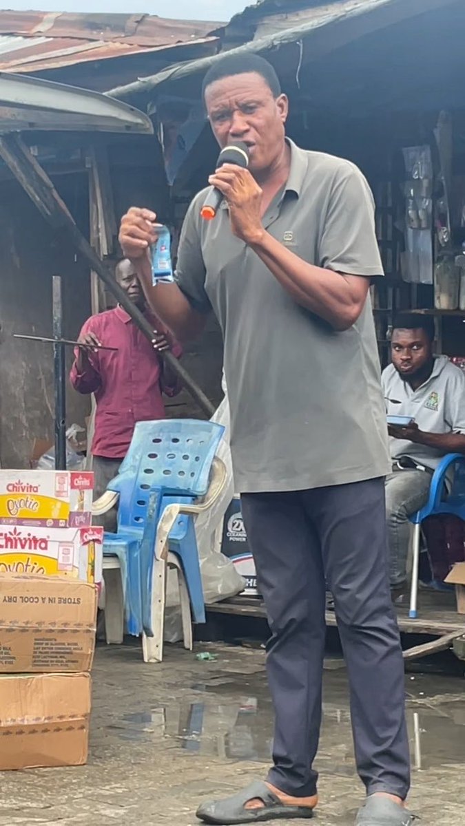 “Hypo K!lls Intestinal Germs When You Take It In a Diluted Form.” ~ Man Caught On Camera Preaching In a Popular Market In Bayelsa State, Telling People To Drink Hypo Because He Claims It Helps Disinfect The Body. 🤦🏾‍♂️