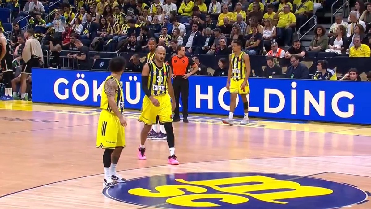 Listen to the commentator... An array of talent in that Fenerbahçe Tarfin Erkek Basketbol squad...
