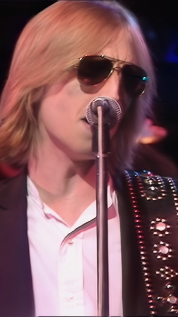 "[It was] one of the greatest performances we had ever seen by a band at the top of their game. They played music from another planet to a room packed with manic fans, in one of the most iconic venues in the world. It was an experience so powerful that five decades later we could still remember every chord, every song, every solo.” - BBC host Bob Harris (Bob Harris 💙) on The Heartbreakers’ Old Grey Whistle Test performance at The Whisky, 1978 The Old Grey Whistle Test performance is presented in HD for the first time, with audio restored by Ryan Ulyate. Only available with the ‘Origins 1971-1978’ Box Set. Grab yours now.