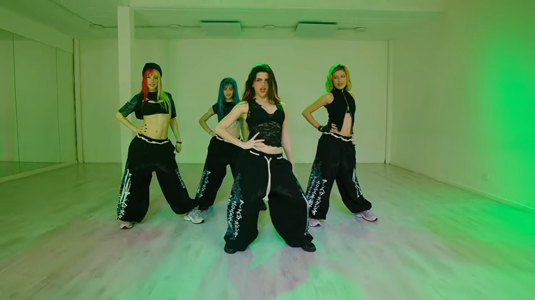 ELLAS VIENEN A DEVORARSE TODO Y ME ENCANTA. prosigan