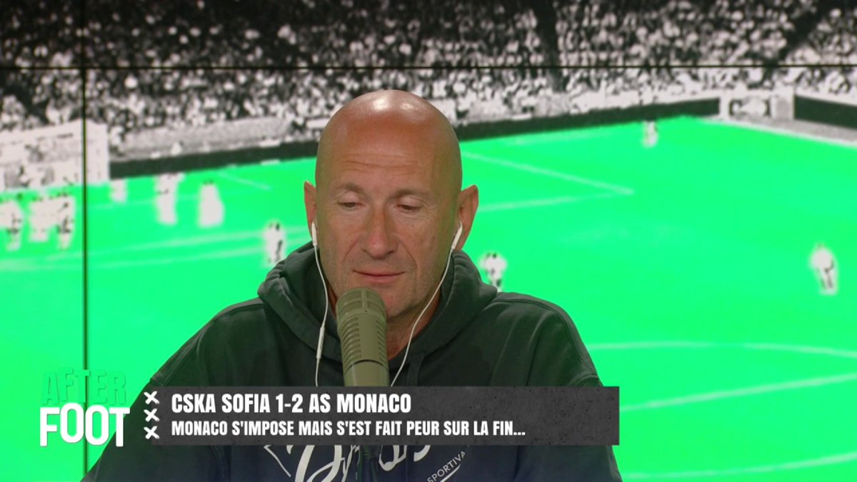 "Les supporters de l'OL l'adorent bien sûr qu'il est dans le top 5 mais ils en ont eu des milieux de terrain quand même", Daniel Riolo et 𝚆𝚊𝚕𝚒𝚍 𝙰𝚌𝚑𝚎𝚛𝚌𝚑𝚘𝚞𝚛 pensent que Corentin Tolisso est très haut dans le coeur des supporters mais pas dans le top 5 des joueurs.