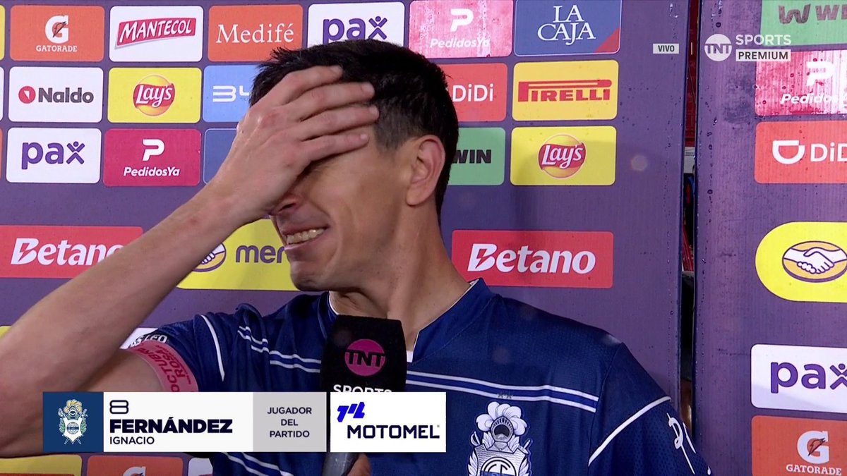 🗣️ “ME EMOCIONO CUANDO VEO AL DIEGO EN LA CINTA” Entre lágrimas, Nacho Fernández habló tras el agónico triunfo de Gimnasia ante Huracán y contó lo que significa para él llevar la cinta de capitán con la imagen de Maradona. #LPFxTNTSports