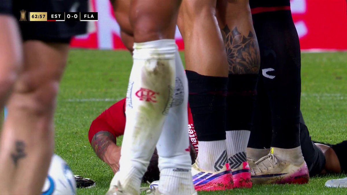 TODO ESTUDIANTES PIDIÓ ROJA POR EL CODAZO DE PAQUETÁ Los jugadores de Estudiantes reclamaron la expulsión del brasileño de Flamengo tras este golpe sobre Piovi. CONMEBOL #Libertadores