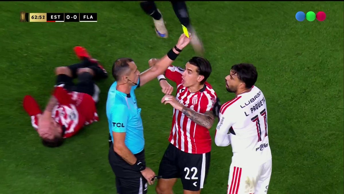 Muda a competição, mas o roteiro continua igual: o Flamengo segue sendo beneficiado pela arbitragem. Isso aqui não ser vermelho é piada!