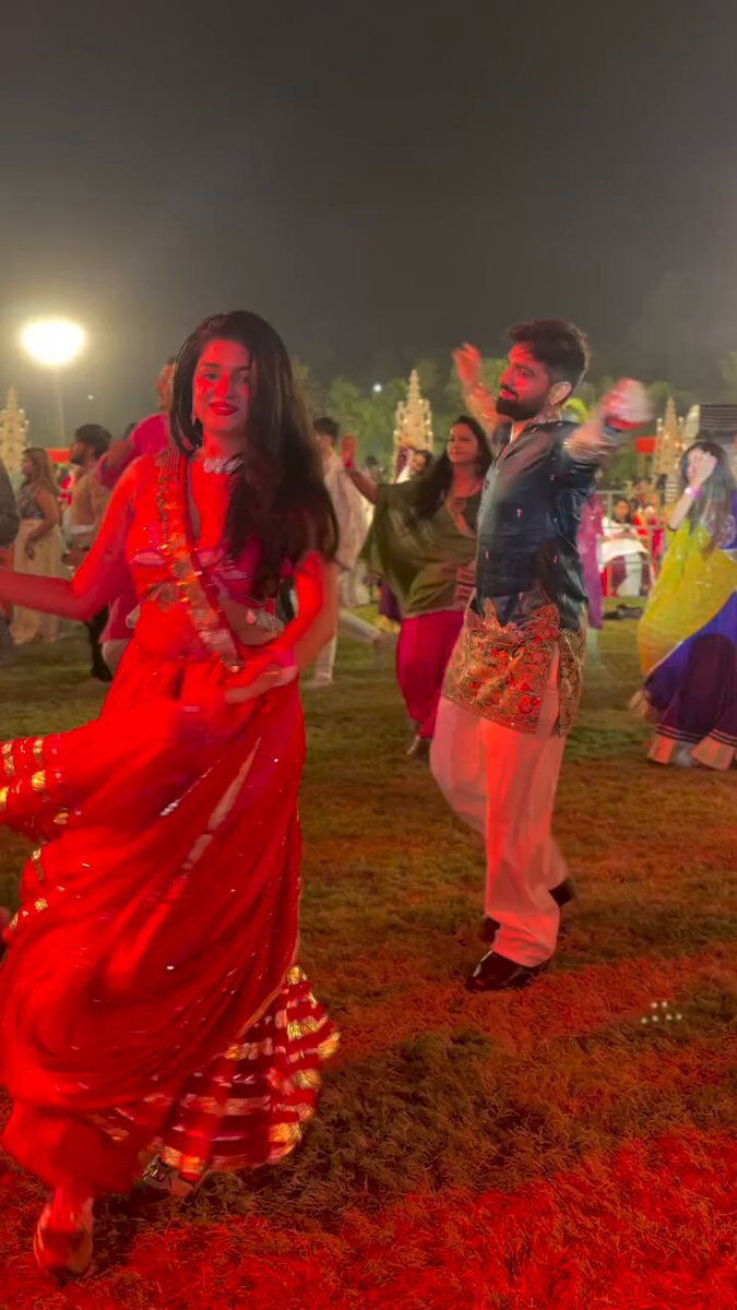कल गरबा खेलते वक्त एक फॉलोअर मिल गया, तो उसके साथ भी गरबा खेल ली आप लोग भी आ जाओ