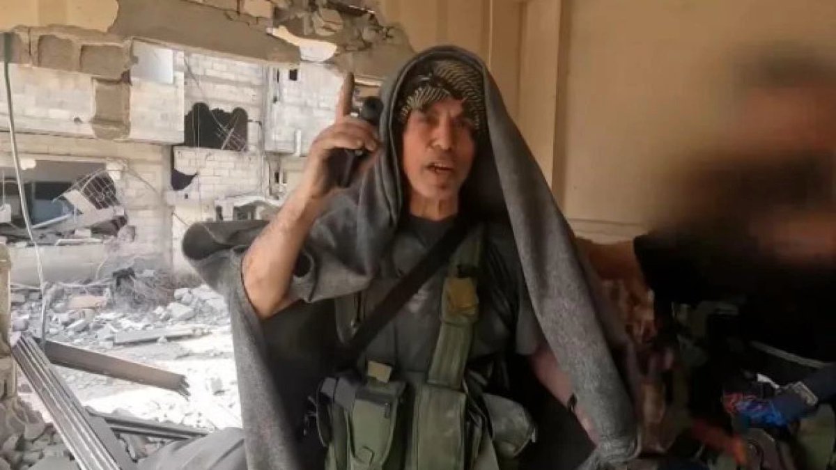 🔴 2 YIL ÖNCE BUGÜN | Hamas lideri Yahya Sinvar, cephede en ön safta kahramanca savaşırken şehit oldu. Sinvar, son nefeslerini verirken bile kendisini kayda alan İsrail İHA’sını elindeki tahtayla düşürmeye çalışmıştı.