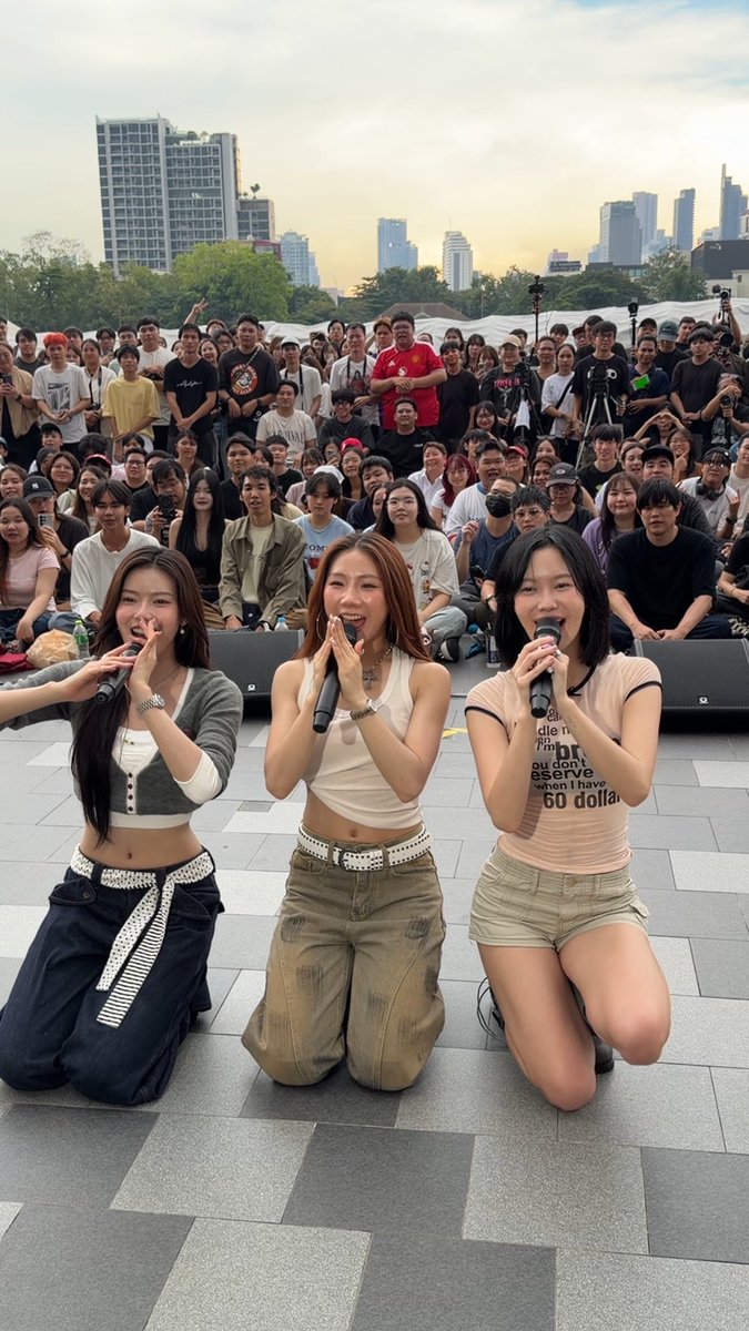 Busking กับ PiXXiE น่ารักอบอุ่นมาก PiXXiE DUSTY BUSKING ICONSIAM #พิกซี่บัสกิ้งที่ไอคอนสยาม #PiXXiE #DUSTYwithPiXXiE #PiXXiE_DUSTY #DUSTY #ICONSIAM
