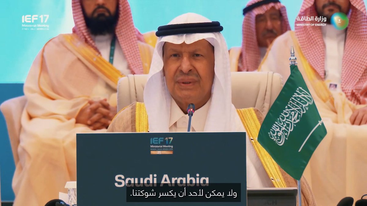 يا أخي السعودية دولة عجيبة. قبل مئتين سنة، إبراهيم باشا جاء من مصر بجيش الدولة العثمانية، حاصر الدرعية ستة شهور، وبعدين هدمها على روس أهلها وحرقها وقال خلاص انتهت. اليوم الدولة العثمانية في كتب التاريخ، وأسرة محمد علي راحت سنة 52، والدرعية اللي حرقوها الناس تحجز لها تذاكر عشان تشوفها. وبعدها طلعوا آل سعود من الرياض للكويت، وقال اللي قال خلاص انتهوا. وبعدها بعشر سنين رجع عبدالعزيز بأربعين رجال وأخذ الرياض بليلة، ووحّد الجزيرة كلها في دولة وحدة. والشريف حسين قال أنا ملك العرب وبعدين انتهى منفي في قبرص. وعبدالناصر أرسل سبعين ألف جندي لليمن عشان يطيح السعودية من الجنوب، وطلع من اليمن مكسور. وصدام قال الكويت محافظتنا التاسعة وبعدها بعشر سنين كان في حفرة. والقذافي حاول يغتال الملك عبدالله وهو ولي عهد، وبعدها بكم سنة سحبوه من أنبوب مجاري. وهذا من الخارج. أما من الداخل، فجهيمان دخل الحرم بالسلاح سنة 79 وقال المهدي معي والدولة انتهت، وبعدها بشهر ونص كان مقطوع الرأس في ساحة. وبن لادن، اللي حاول عشرين سنة يسقط الدولة باسم الدين وفجّر الرياض والخبر وينبع، وقتل الناس في رمضان، انتهى ورموا جثته في البحر، والقاعدة اللي ما بقي لها غير التسجيلات القديمة. وداعش اللي قالت الخلافة راحت أسرع منهم كلهم. وبعدين جاء الربيع العربي. سنة 2011 كانت الدول تطيح وحدة ورا الثانية، والإعلام الغربي يعد الأيام ويقول السعودية الجاية، والليبراليين الأمريكان في الصحف ومراكز الأبحاث يكتبون إن النظام ما بيكمل السنة، وإدارة أوباما تخلت عن حلفائها واحد واحد. وش صار؟ تونس ومصر وليبيا واليمن وسوريا تعرفون وش صار بعدها. والسعودية اللي قالوا عنها الجاية، طلعت من العشر سنين هذي أقوى مما دخلتها، وبدأت رؤية 2030 وهم لسى يكتبون مقالات عن سقوطها الوشيك. وبعضهم للحين يكتب نفس المقال كل سنة ويغير التاريخ. وهذي على مستوى الدول والتنظيمات والإعلام. أما على مستوى الناس، فالقصة ما تختلف. تجي السعودية بخير، يحسدونها. تصيبها مصيبة، يشمتون فيها. تبني، يحاولون يهدمون. تضرب، يقولون طغت. وأنا والله ما أقول هذا الكلام غرور. التاريخ قدامكم اقرأوه بنفسكم. كل اللي حاول يكسر هالدولة من أول يوم في الدرعية إلى اليوم، راح، وبقت هي. وما بقت بس، صارت أكبر اقتصاد في المنطقة وعضو في مجموعة العشرين والدولة اللي العالم كله يحسب لها حساب. وهذا اللي قاله الأمير عبدالعزيز بن سلمان قدام وزراء طاقة العالم في الرياض: "لا يمكن لأحد أن يكسر شوكتنا، فنحن مثل العنقاء، ننهض من الرماد دائمًا وفي كل مرة." قالها وهو يعرف التاريخ. فاللي يحسد ويشمت ويتآمر اليوم، ما هو أول واحد، وأكيد ما هو آخر واحد. والنتيجة نفس نتيجة اللي قبله.