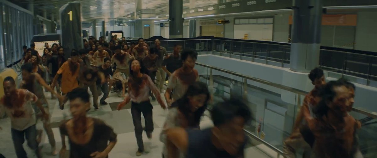 ZONA MERAH THE MOVIE! Zombienya... eh mayitnya berkeliaran luas di kota, jalan-jalan dan di mall!! 🔥😭 Seneng liat Sidharta Tata seiring waktu dikasih budget yang semakin gede 👏