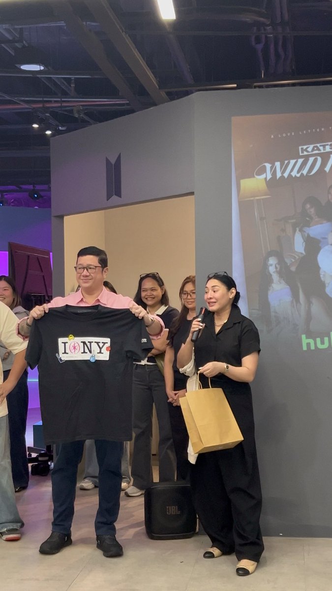 sophia’s fam surprised us at filo eyekons wild hearts watch party and sophia also sent us the t-shirt she wore at governors ball with her signature! she’s so sweet! we miss you princess 🥹