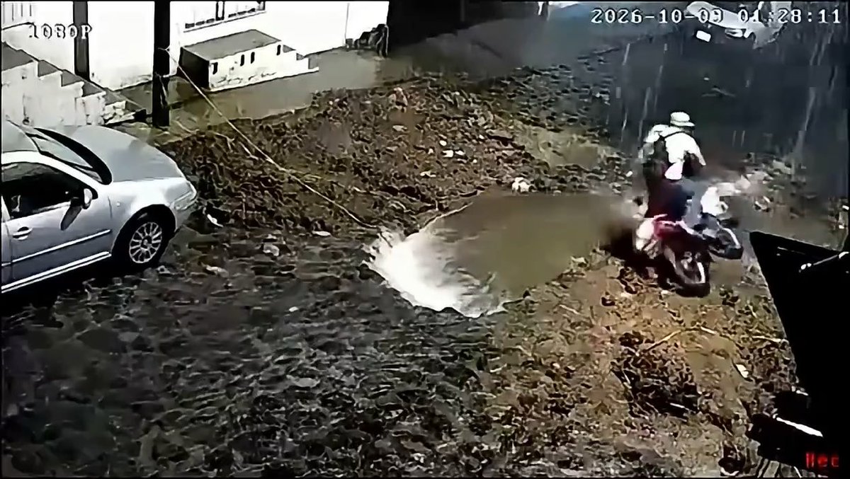 ¡Al agua, patos! Moteros caen a socavón, el cual lleva más de una semana sin reparar sobre la calle Nacional, en Santa María Ahuacatitlán, en #Morelos. #Video 🎥👇🏽