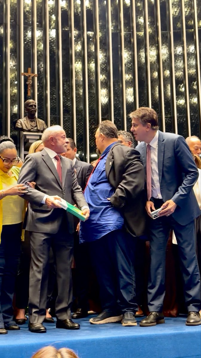 Não é todo dia que se tem a oportunidade de acompanhar a história de tão perto! Os livros irão lembrar o dia de hoje. E o Brasil jamais esquecerá que Luiz Inácio Lula da Silva, um trabalhador, torneiro mecânico, chegou à presidência e defendeu o direito dos trabalhadores ao descanso e ao lazer. Viva os trabalhadores brasileiros! Viva o Brasil!!🇧🇷
