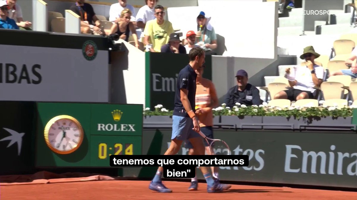 😂😭 ESTE DIÁLOGO ENTRE MEDVEDEV Y SU ESPOSA ES HISTÓRICO. — Daria: "Hace calor para todos. Todos lo estamos sufriendo. ¡Tienes que comportarte!" — Daniil: "Cuando empiece a meter la pelota, empezaré a comportarme." Parecen una mamá y su hijo pequeño.