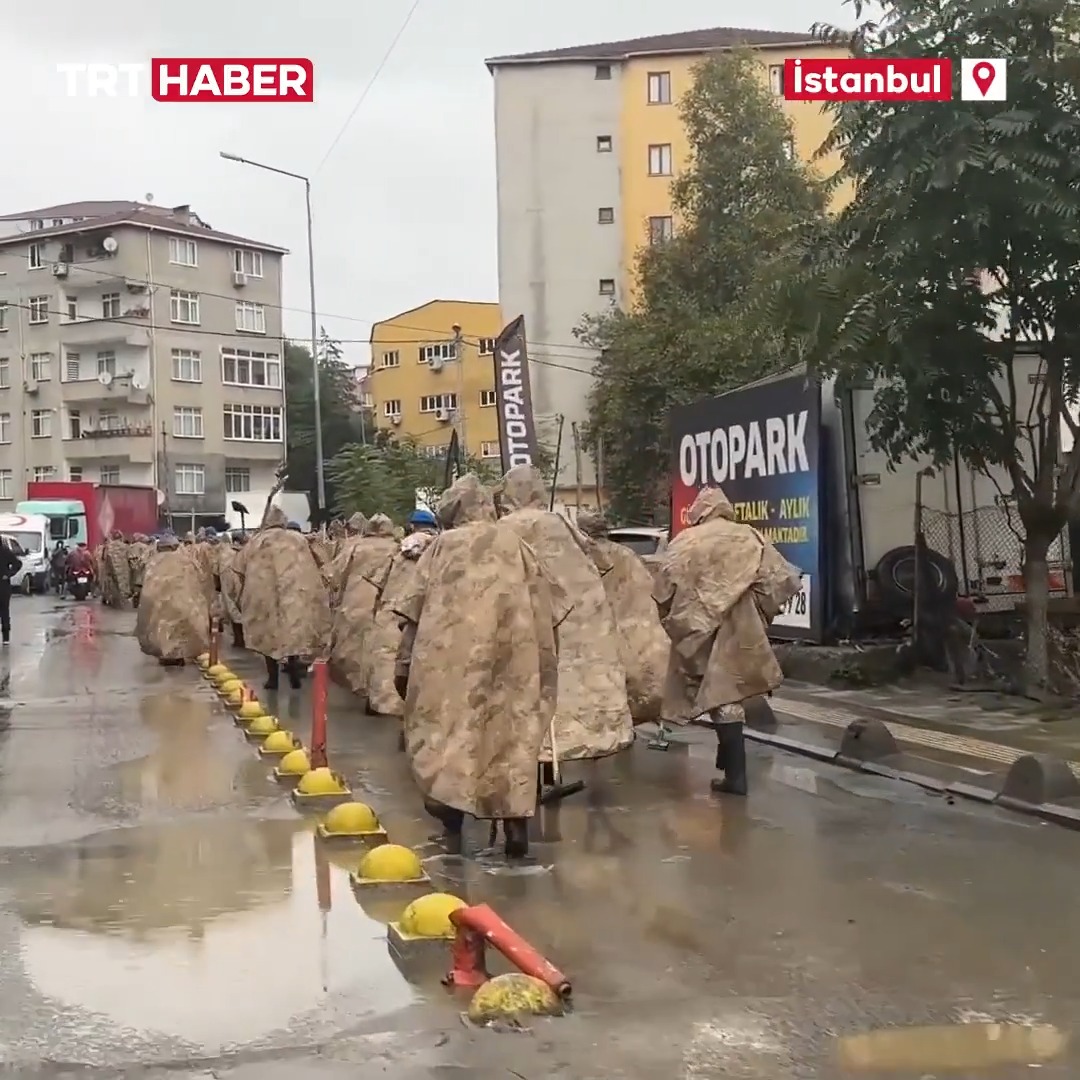 İstanbul'da jandarma ekipleri, selden etkilenen Ayazağa Mahallesi'nde evlerde biriken suyun tahliyesine ve eşyaların çıkarılmasına destek verdi.