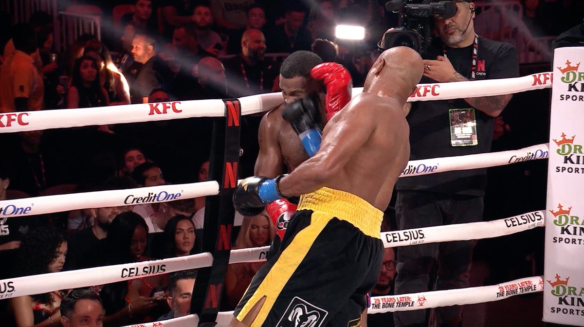 Anderson Silva, at 50 years old, faking a knee strike to get a reaction out of former MMA fighter Tyron Woodley before knocking him out was so cold 🥶 One of the best to ever do it 🕷️