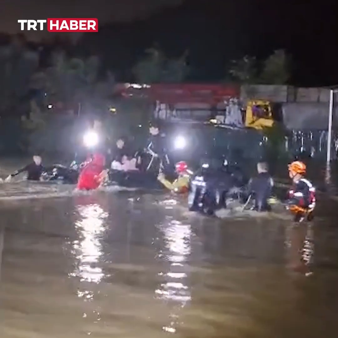 Kurtarma görüntüleri ilk kez TRT Haber’de. İstanbul Ayazağa’da 14 Ekim’de meydana gelen selde mahsur kalan vatandaşları kurtarmak için Sahil Güvenlik ekiplerinin verdiği mücadele böyle görüntülendi.