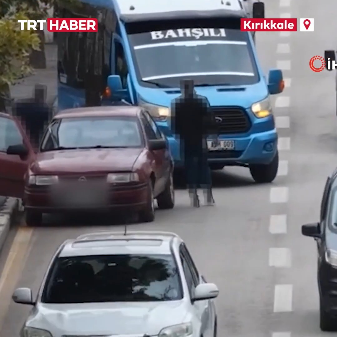 Kırıkkale’de trafik denetiminden kaçmak isteyen ehliyetsiz sürücü araçtan inerek yaya gibi davrandı. Başarısız planı dronla tespit edilen sürücü ve araç sahibine toplam 80 bin lira ceza kesildi.