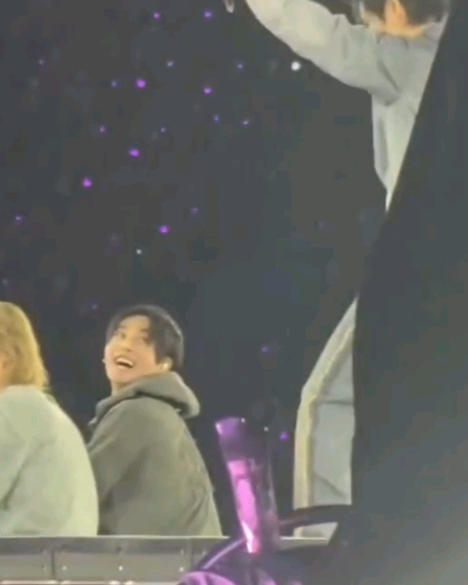 Jungkook reacting to and joining Taehyung in the "Chi-Chi-Chi, Le-Le-Le! ¡Viva Chile" chant 😭💘💘💘