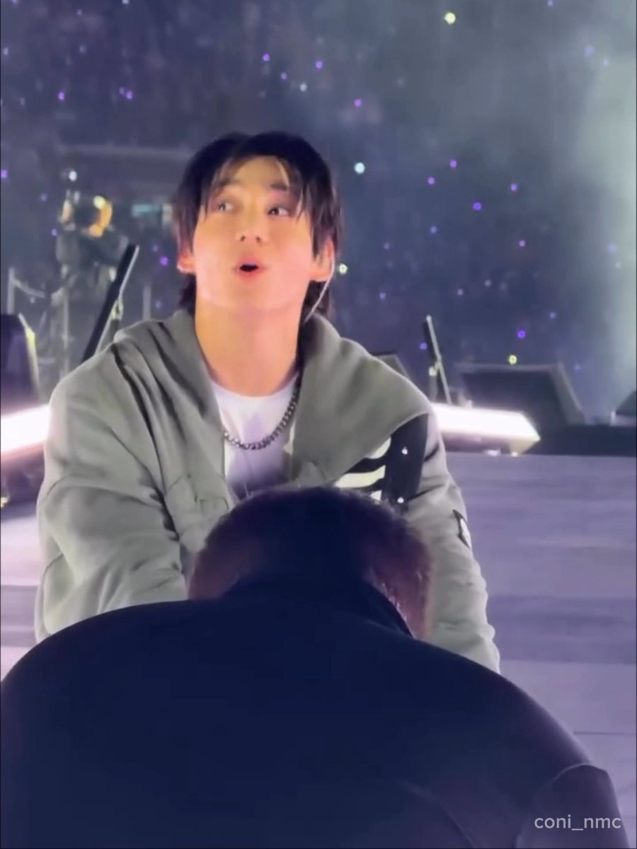 jungkook was so surprised by ARMYs singing ‘heartbeat’ word for word, he let them sing and looked SO endeared🥺