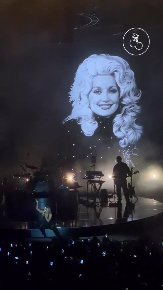 MILEY performs ‘Jolene’ in tribute to Dolly Parton at her Hollywood Bowl concert.