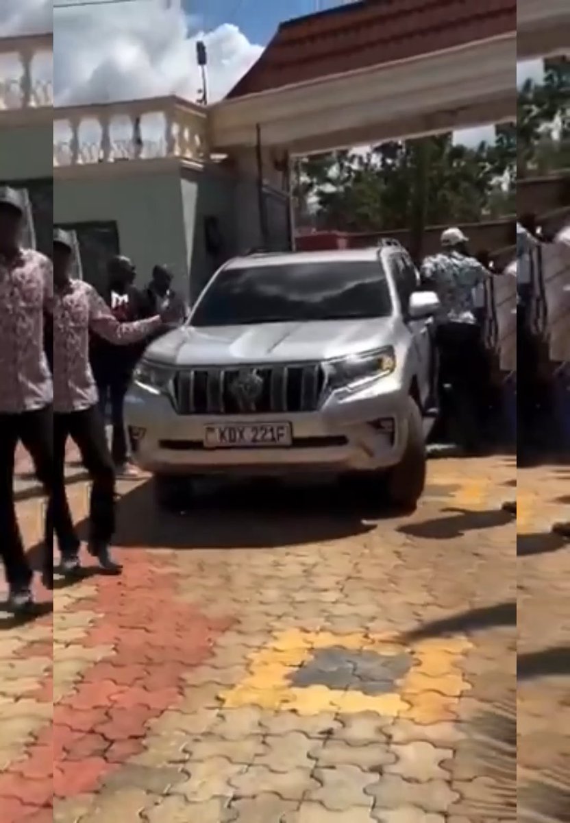 Omwami is behaving like a typical kikuyu 🤣🤣 He most likely smashed his windshield at the bar last night while fighting, He woke up in the morning with hangover, and instead of replacing the windshield, He walked into Mwaura Glassmart & Hardware. They sliced a big window pane and glued it to his TX with silicone and Sellotape!! Mnasemanga mimi ni Hater, Watch and Be the Judge 🤣🤣🤣 Ni Mbaya 🤣🤣🤣
