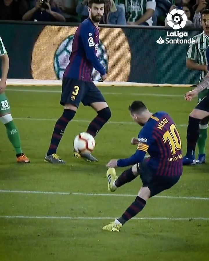 𝐓𝐡𝐫𝐨𝐰𝐛𝐚𝐜𝐤 to Messi's 𝐇𝐚𝐭-𝐓𝐫𝐢𝐜𝐤 against Real Betis in March 2019. Who remembers that famous chip goal? 🤩