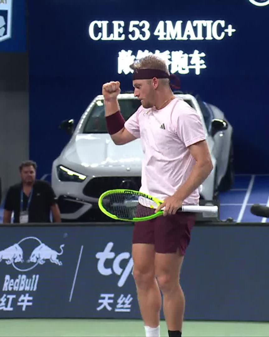 You don't see this every day 😅 A fake smash? Alejandro Davidovich Fokina #RolexShanghaiMasters