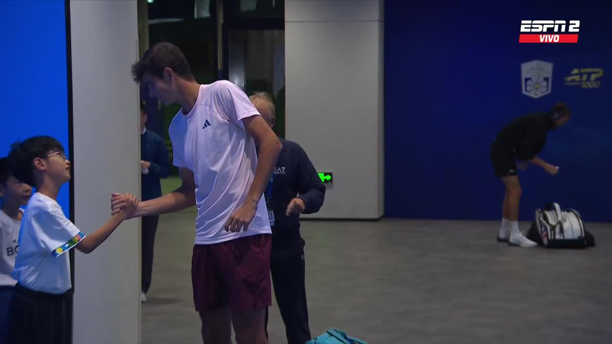 Buena onda de Jódar con uno de los niños en #Shanghai. 🤝 📺 Mirá el mejor tenis por ESPN en el Plan Premium de #DisneyPlus.