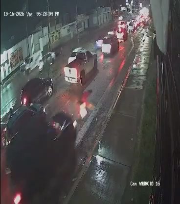 Así quedó registrado el atropellamiento de una persona sobre el bulevar Antonio Quiroga y avenida Huatabampo, en #Hermosillo, tras los hechos, el vehículo involucrado huyó. #Video 🎥👇🏽
