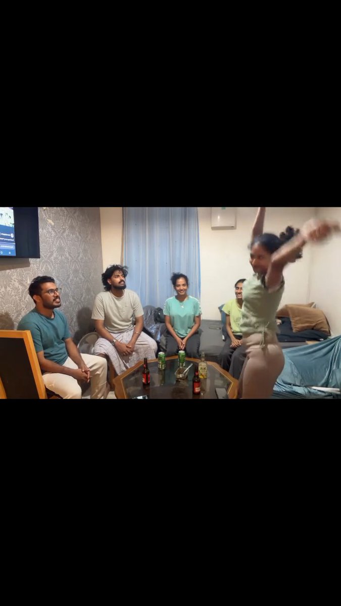 Garib ki beti ho or 10 admiyo me naache na ese kese ho skta hai.